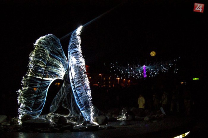 Ilustračný obrázok k článku Impozantné výjavy v Bystrici: Pozrite si, ako sa námestie rozžiarilo jedinečnou hrou svetla