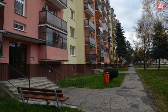 Ilustračný obrázok k článku Jozef (22) slávil Pamiatku zosnulých bez hanby: Močil vo vchode na ulici Za dráhou