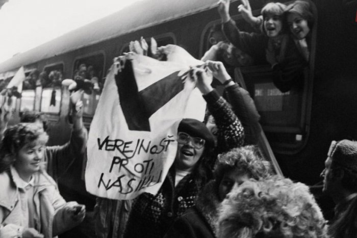 Ilustračný obrázok k článku November '89 si politici pripomenú rôzne: Fico mieri na summit, opozícia na námestie