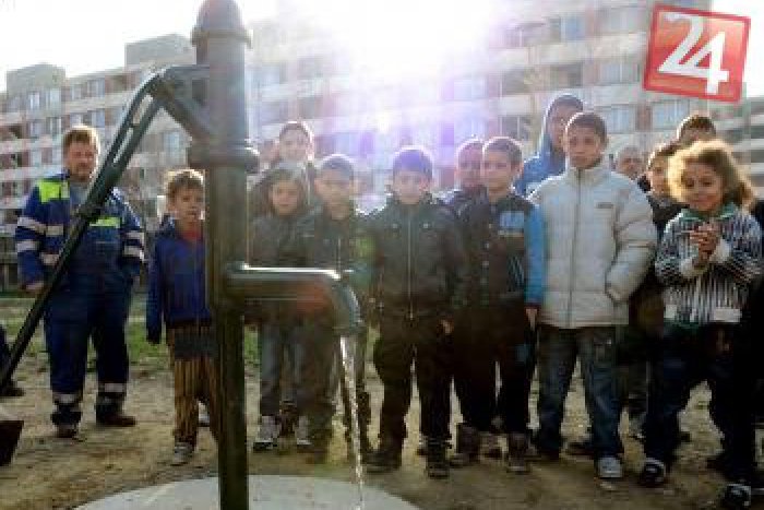 Ilustračný obrázok k článku Obrazom z Luníka IX: Na problémovom sídlisku osadili klasickú ručnú pumpu na úžitkovú vodu