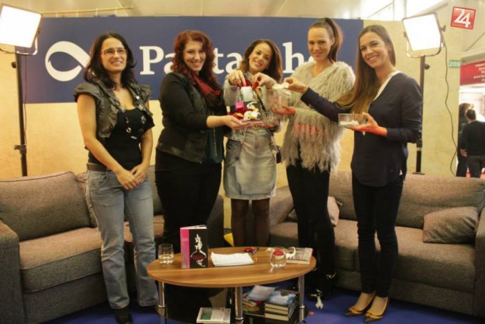 Ilustračný obrázok k článku Haydu, Poláková a Hurajová pokrstili knihu Žiarčanke: Toto jej popriali