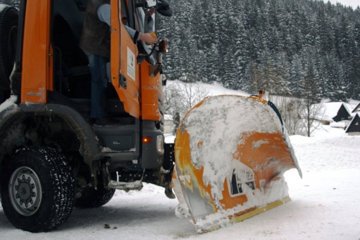 Ilustračný obrázok k článku Cestári už majú plnú zimnú pohotovosť: Na webe sa dozviete, ktoré úseky sú počas zimy odhrnuté