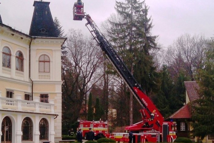 Ilustračný obrázok k článku Vojaci aj hasiči v akcii v betliarskom kaštieli: Čo sa na mieste dialo?