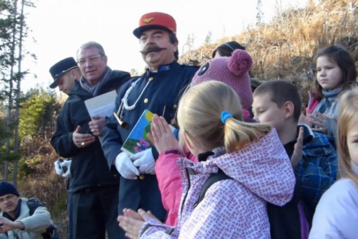 Ilustračný obrázok k článku Kniha od detí ožila pri kamennom srdci. Pomáhala pri tom tatranská električka Kométa