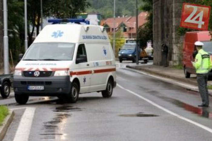 Ilustračný obrázok k článku Autom mu polámal nohy: Zdrogovaný vodič (30) s renaultom na priechode nabúral do chodca!