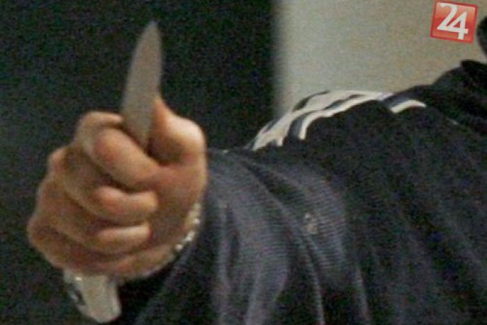 Ilustračný obrázok k článku Hrôzostrašné chvíle v predajni: Predavačka čelila útoku nožom i škrteniu!