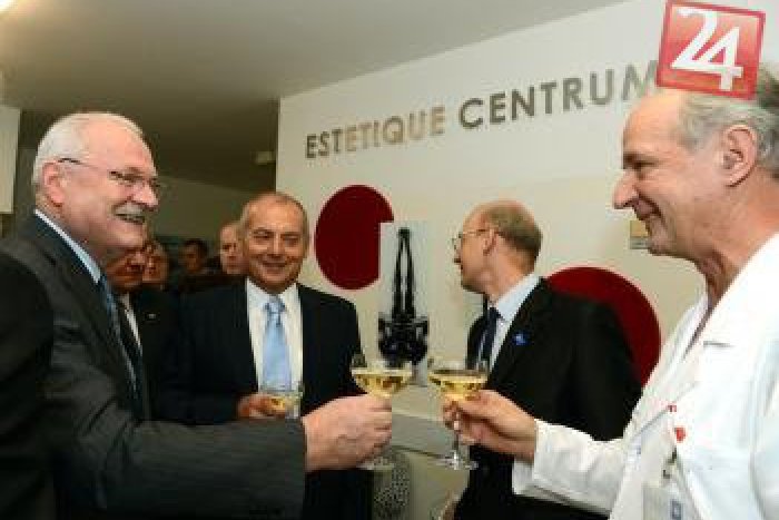 Ilustračný obrázok k článku Prezident v nemocnici v Šaci otvoril nové pracovisko: Najväčší záujem bude o zväčšovanie prsníkov...