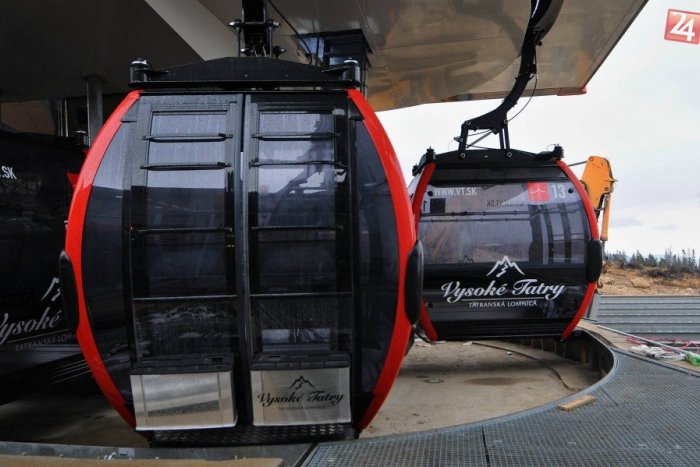 Ilustračný obrázok k článku OBRAZOM: Na novú lanovku postupne inštalujú kabínky