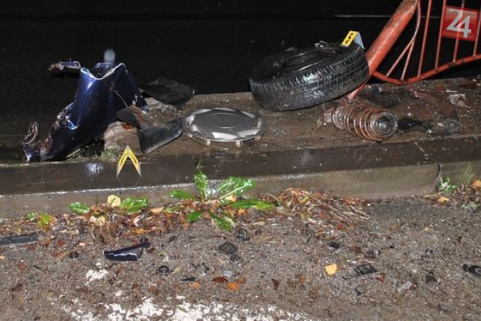 Ilustračný obrázok k článku Zábery z miesta vážnej nehody: Muž (36) bez vodičáku to napálil do značky a kovového zábradlia