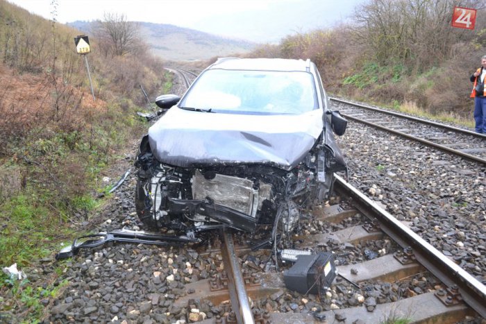 Ilustračný obrázok k článku Hrozivá nehoda: Vodič (52) s autom preletel zvodidlá a z mosta sa zrútil na koľajnice!