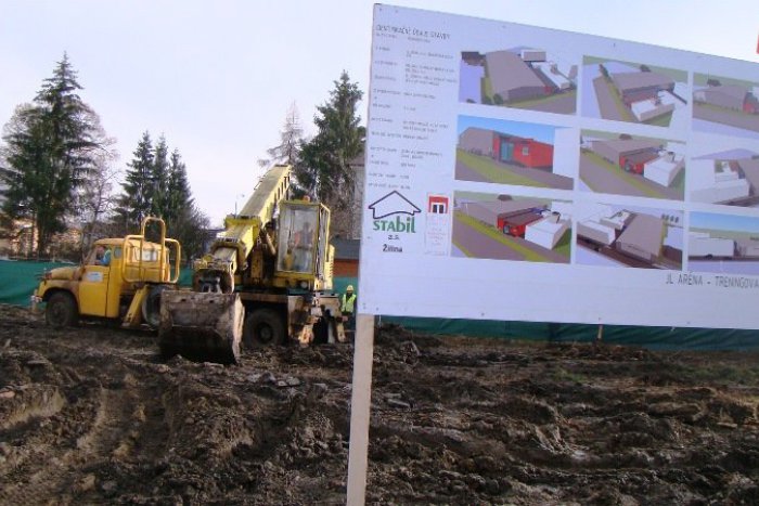 Ilustračný obrázok k článku Po mesiacoch čakania sa investor dočkal: Výstavba haly Jána Laca sa začala