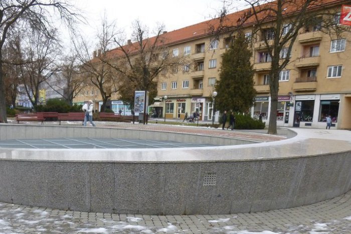 Ilustračný obrázok k článku V Humennom finišujú prípravy na Vianoce: Fontána lásky sa premení na adventný veniec!