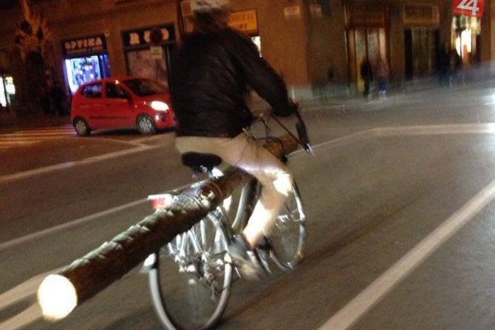 Ilustračný obrázok k článku Aj toto sa dá vidieť v Nitre: Neuveríte, čo všetko sa dá preniesť na bicykli :)