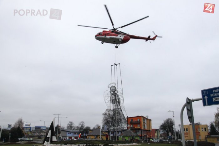 Ilustračný obrázok k článku Popradský anjel stále nevie lietať. Na miesto mu pomohol vrtuľník