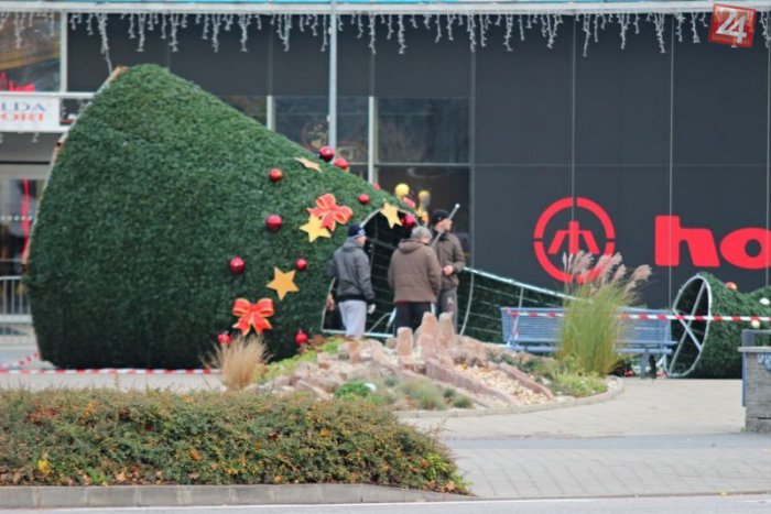 Ilustračný obrázok k článku Silný vietor robí problémy: Pred nákupným centrom sa zrútil vianočný stromček!