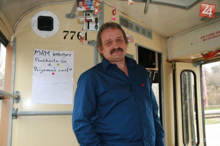 Ilustračný obrázok k článku Tomu sa hovorí prekvapenie: V električke dnes na cestujúcich čakali cukríky a perníky...