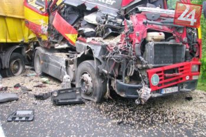 Ilustračný obrázok k článku Tragédia na kruhovom objazde: Vodič (†27) sa s nákladiakom prevrátil mimo cestu a zahynul!