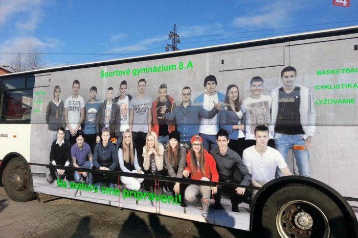 Ilustračný obrázok k článku Tento nápad im fakt vyšiel: Maturantom po meste jazdí tablo... na autobuse!