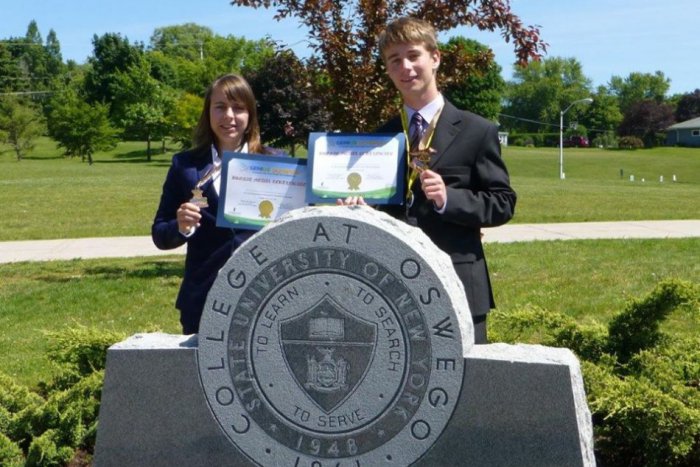 Ilustračný obrázok k článku Breznianski gymnazisti žnú úspechy po celom svete: Ocenil ich aj minister školstva