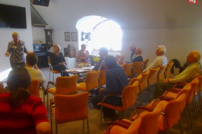 Ilustračný obrázok k článku Spev dolu hlavou z konštrukcie pódia či pri jazde bicyklom: Už čoskoro z Bystrice!