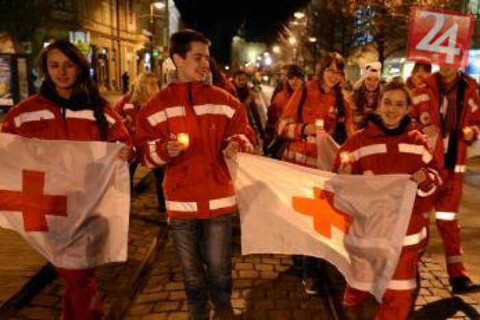 Ilustračný obrázok k článku Oči pútajúci pochod v Košiciach: Ľudia so zapálenými sviečkami vytvorili stuhu