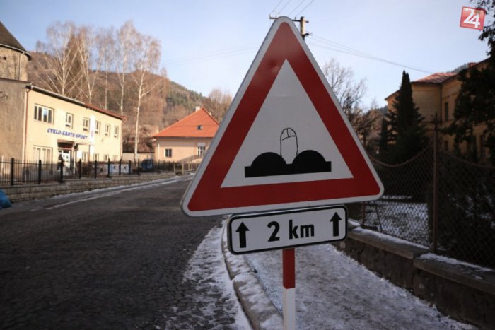 Ilustračný obrázok k článku Nepodarená oprava cesty: Značka upozorňujúca na tankodrom sa zmenila na poriadnu vulgaritu!