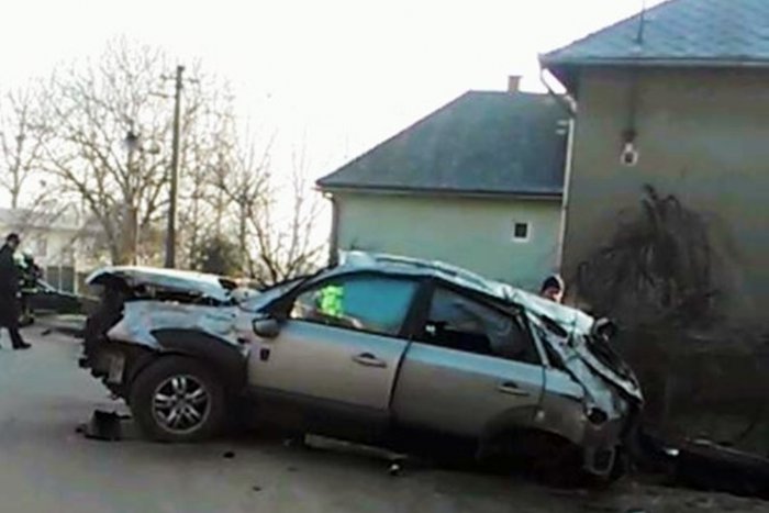 Ilustračný obrázok k článku Hrozivo vyzerajúca nehoda: Auto po náraze niekoľkokrát prevrátilo cez strechu!