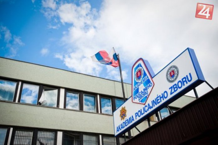 Ilustračný obrázok k článku Škandál s úplatkami na policajnej akadémii pokračuje: Exrektora obžalovali