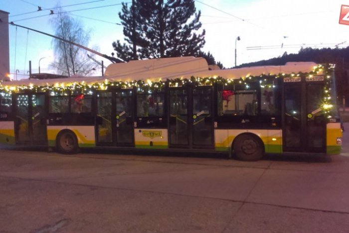 Ilustračný obrázok k článku Rarita zimnej MHD: Takýto Vianočný trolejbus bude premávať po celom meste
