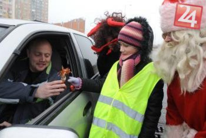 Ilustračný obrázok k článku Policajná akcia v Michalovciach: Dobrí vodiči dostanú Mikuláša, zlí čerta!