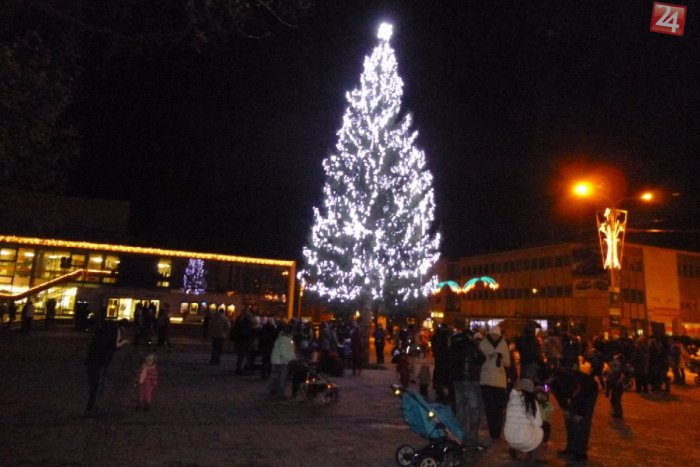 Ilustračný obrázok k článku VIDEO z námestia: Vianočný stromček je UŽ rozsvietený, pravá mikulášska atmosféra