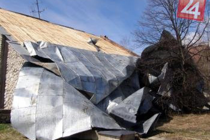 Ilustračný obrázok k článku Úder vetra vo Zvolene: Na hlavnej budove domova dôchodcov poškodil až tretinu strechy!