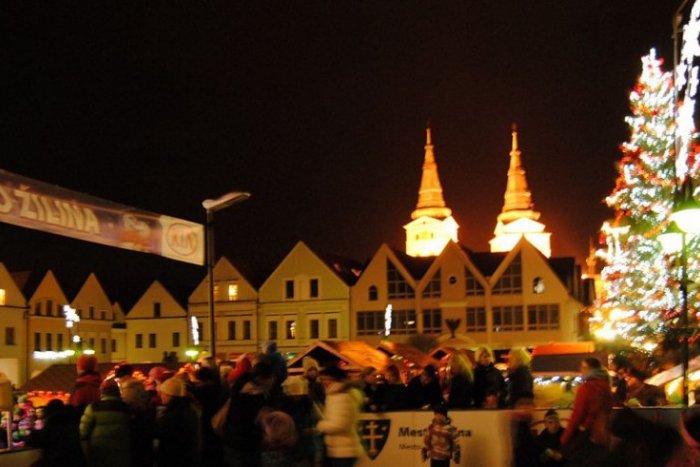 Ilustračný obrázok k článku OBJEKTÍVOM: Odštartovali Vianočné trhy, nechýbal ani Mikuláš a rozsvietenie vianočného stromčeka