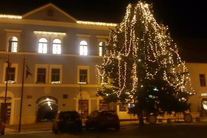 Ilustračný obrázok k článku Zima dorazila v plnej sile: Pozrite si zábery zo zasneženej nočnej Rožňavy