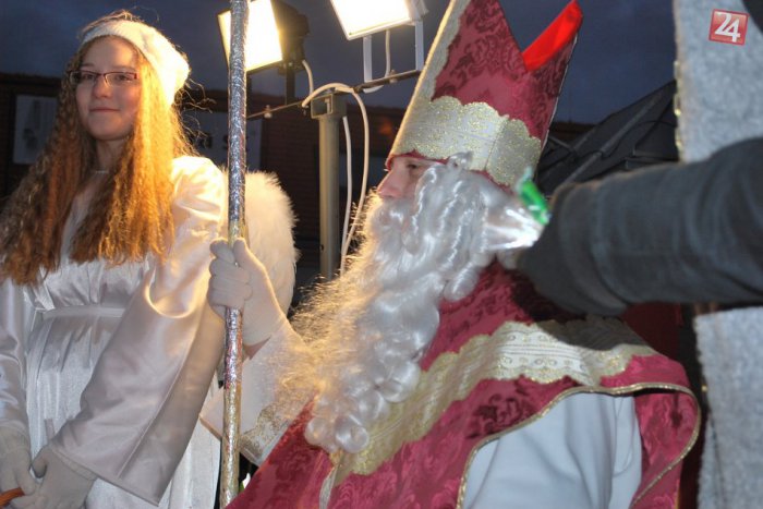 Ilustračný obrázok k článku Žrebčín v Topoľčiankach privíta Mikuláša: Deti potešia i kone a takýto parádny program...