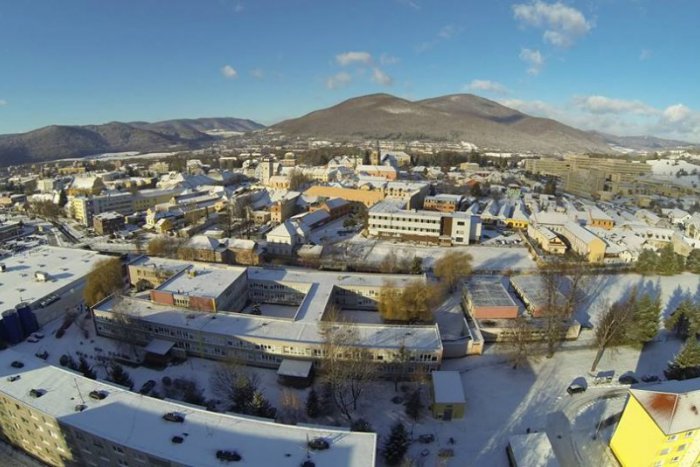 Ilustračný obrázok k článku Letecké zábery, ktoré treba vidieť: Zasnežená Rožňava nasnímaná zo vzduchu!