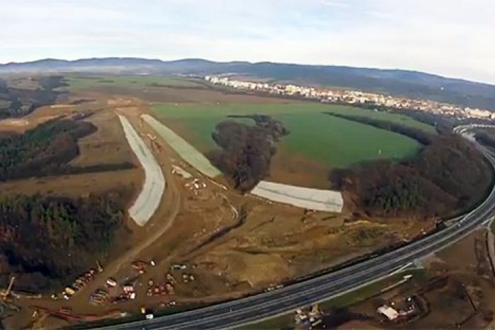 Ilustračný obrázok k článku Unikátne zábery z vtáčej perspektívy: Takto pokračujú práce na žiarskom obchvate