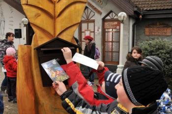 Ilustračný obrázok k článku Adresu '999 99 Ježiško' pozná celý svet: Na sever Slovenska prišlo za týždeň 35 000 detských želaní