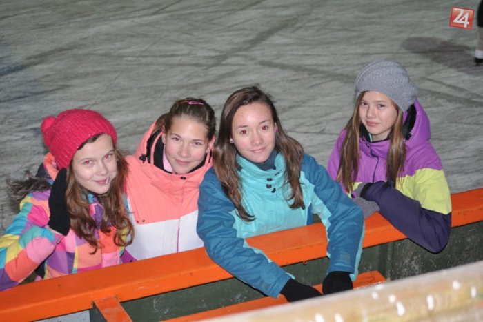 Ilustračný obrázok k článku Atraktívna novinka na klzisku v Rožňave: Počas verejného korčuľovania môžete surfovať!