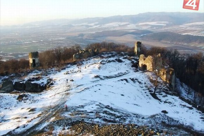 Ilustračný obrázok k článku Nezamestnaní môžu byť na seba pyšní: 6 mesiacov vyhŕňali rukávy na hrade, toto všetko dokázali!