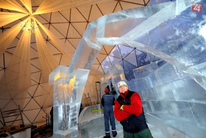 Ilustračný obrázok k článku Boj s teplotami aj s časom. Sochári už spracovali 12 ton ľadu