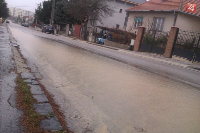 Ilustračný obrázok k článku Problémy na Chrenovej: Prasknuté potrubie zablokovalo dopravu na Bohúňovej