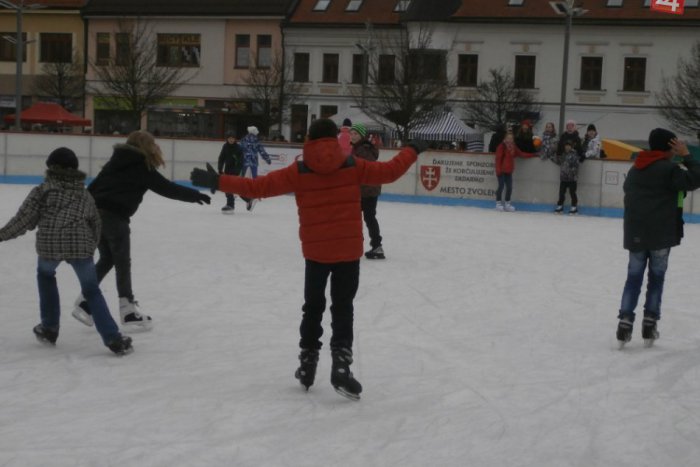 Ilustračný obrázok k článku Od dnes sa už môžete blázniť na korčuliach: Na námestí sa rozbehlo verejné korčuľovanie