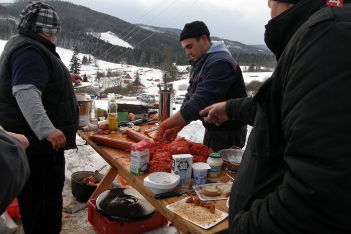 Ilustračný obrázok k článku OBRAZOM: Na Zbojskách sa prasiatka triasli, konali sa zabíjačkové majstrovstvá