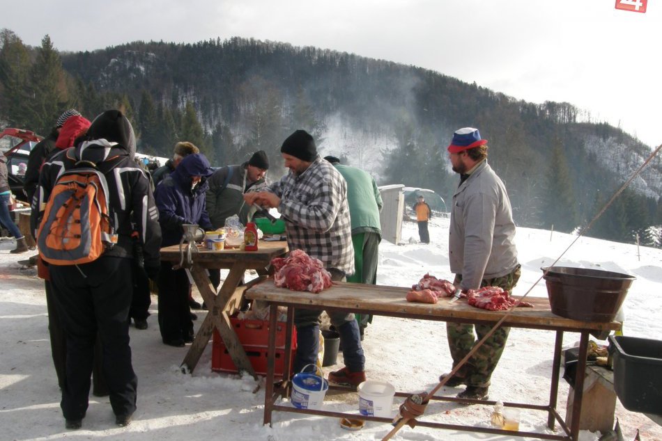 Ilustračný obrázok k článku V Podkoniciach rozvoniavali klobásky a hriatô: Gazdovská zabíjačka atrakciou aj pre Bystričanov