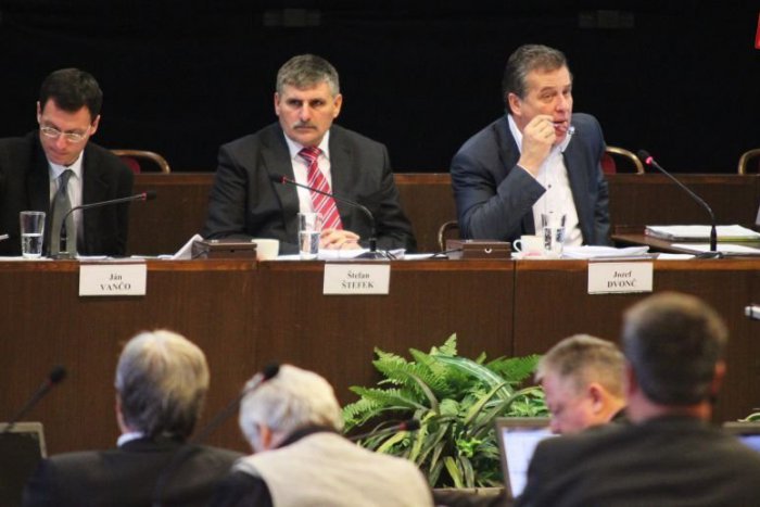 Ilustračný obrázok k článku Divný predaj pozemku: Podľa prokurátora zastupiteľstvo porušilo zákon!