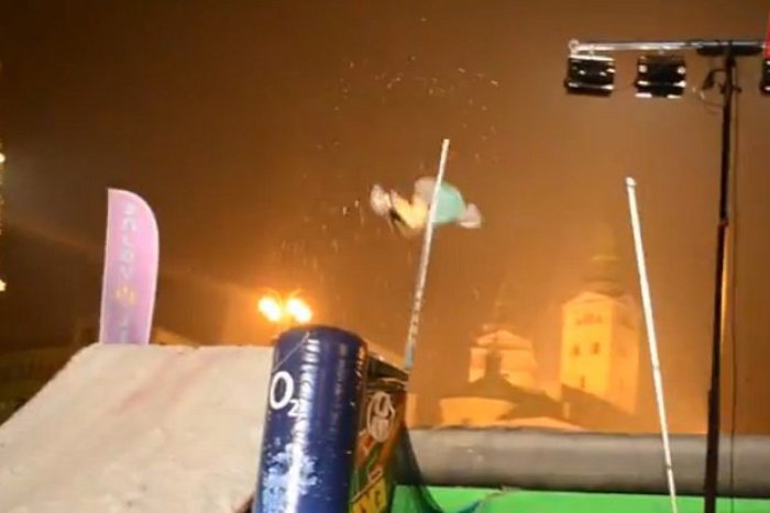 Ilustračný obrázok k článku OBJEKTÍVOM: Kúzelníci na snowboardoch predvádzali akrobatické skoky do mega nafukovadla