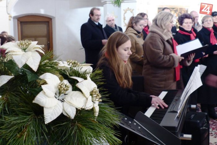 Ilustračný obrázok k článku Posolstvo Vianoc: Do evanjelického kostola vo Veľkej ho priniesli popradské spevokoly