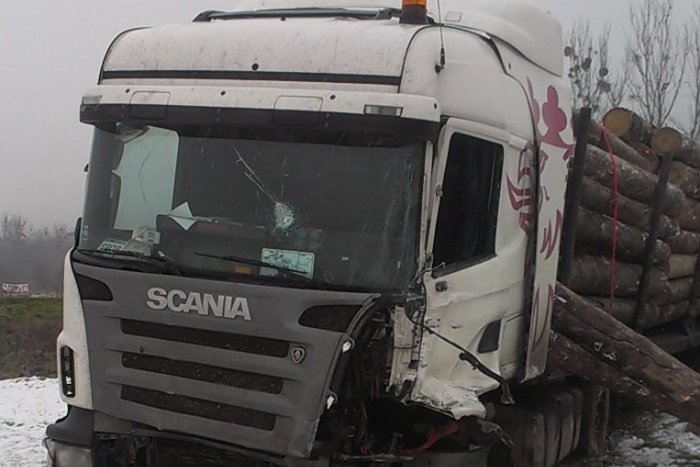 Ilustračný obrázok k článku FOTO + VIDEO: Hrozivá búračka kamiónu s autobusom pri ťukfarme