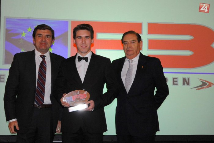 Ilustračný obrázok k článku Po skvelých výkonoch prišla nádherná odmena: Bystričan Gonda (19) si v Monaku prevzal trofej víťaza F3!